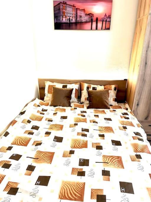 Apartment Park - Brand New Studio! *