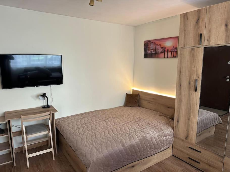 Apartment Park - Brand New Studio! *
